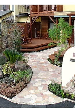 庭、アプローチ、駐車場までをリフォーム。ウッドデッキは施主の癒し空間。