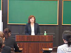 横浜心理ケアセンターの椎名あつ子さんの講演風景