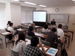 家づくりセミナーを熱心に聞き入る生徒さん