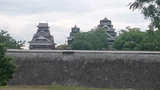 熊本城　手前の外壁が全て奥へ倒れています