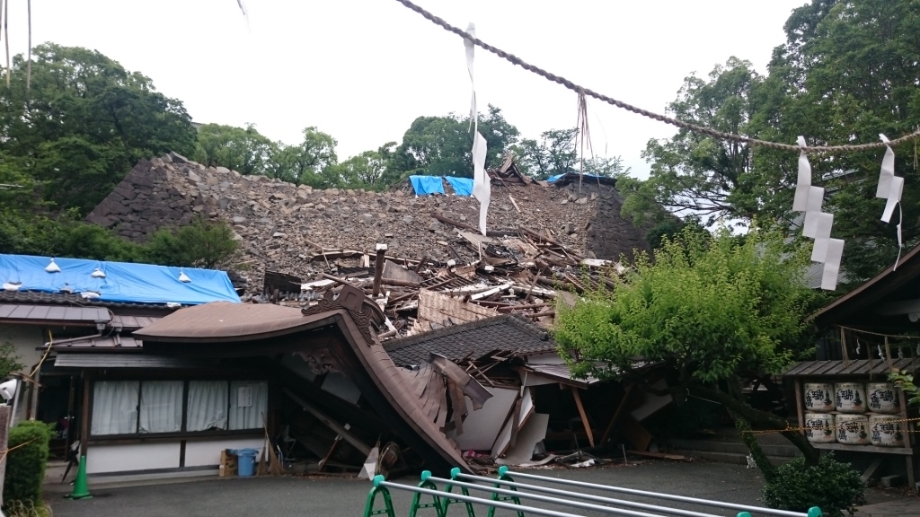 熊本大神宮　裏の石垣の崩壊によって倒壊？