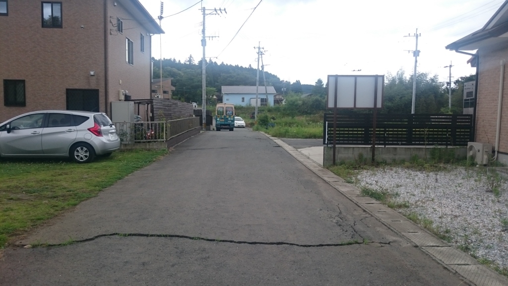 西原村　団地の道路にも亀裂が