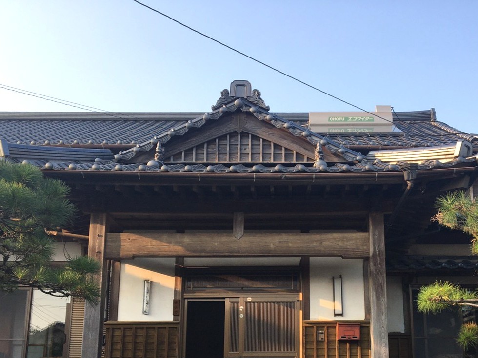 リフォーム前の玄関外観