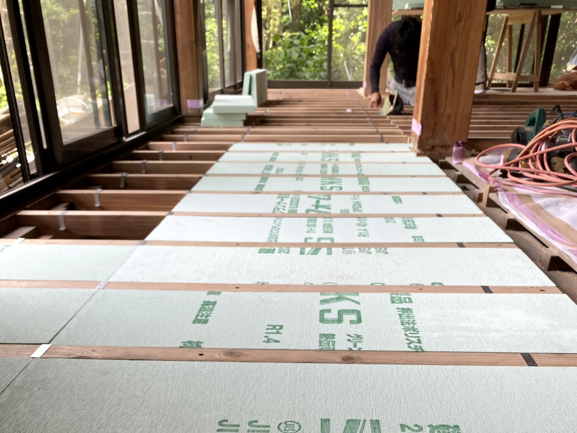 床に断熱材を施工している様子