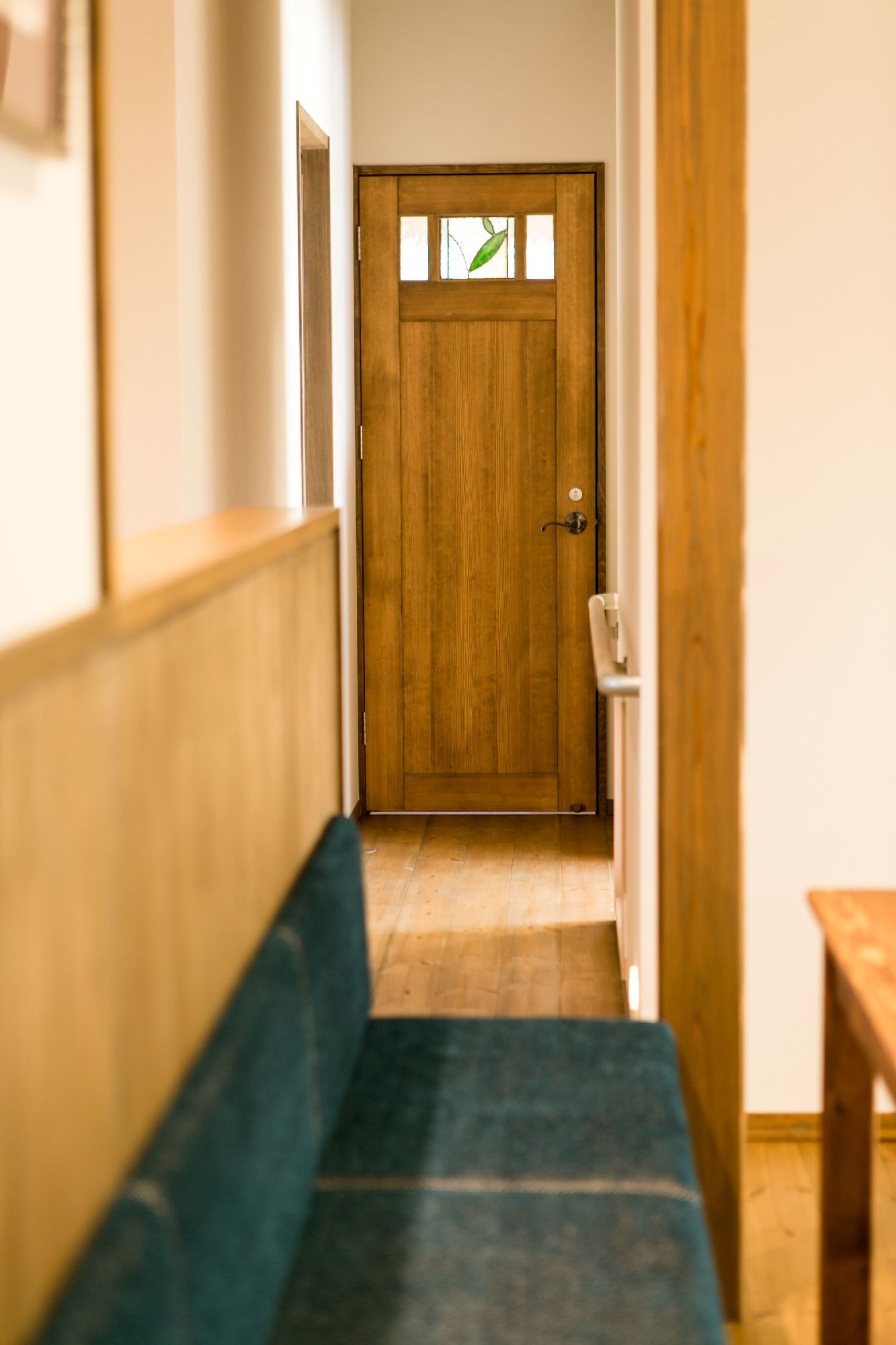 トイレドアに入れた小さなステンドグラス