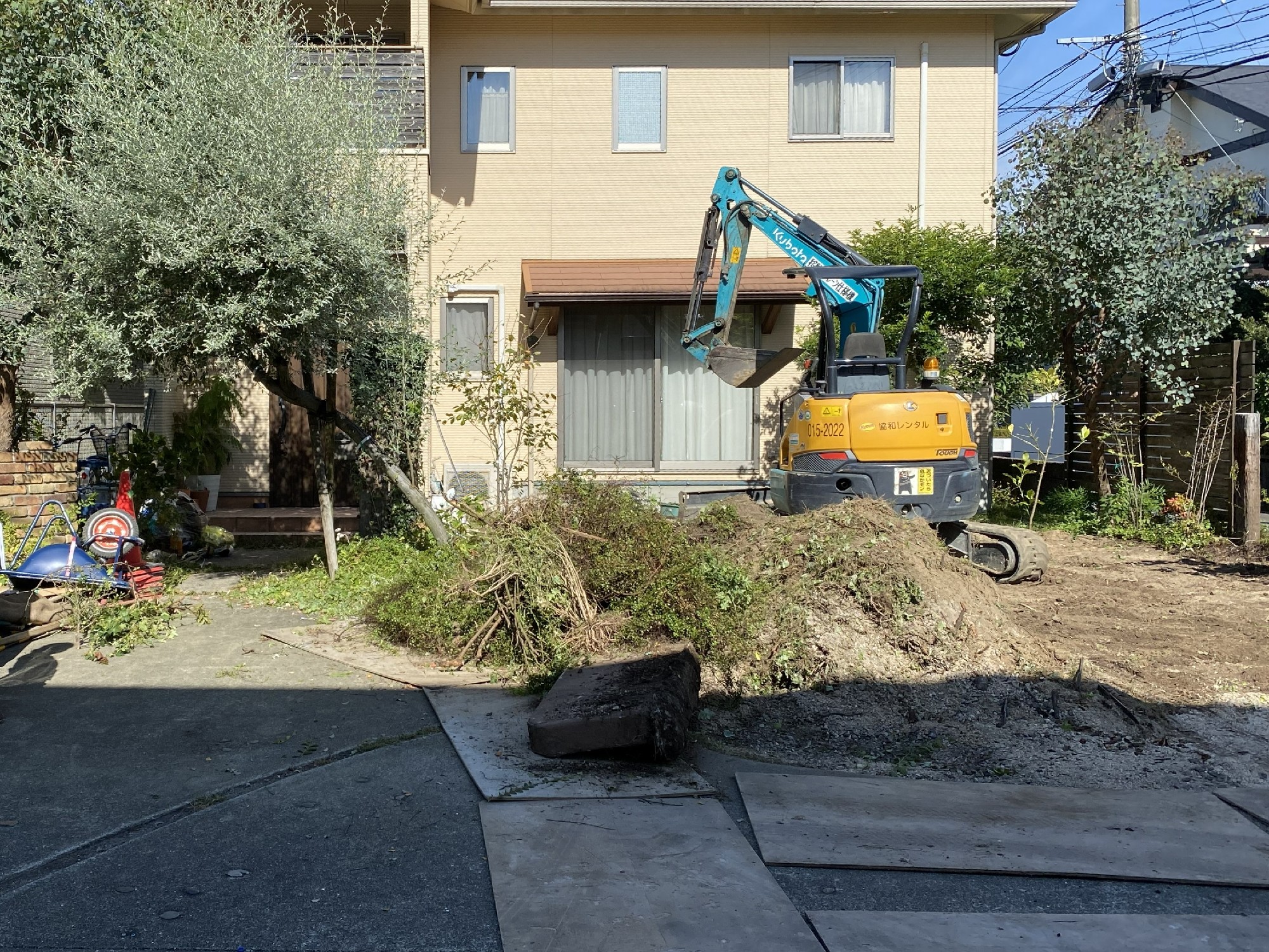 庭を整地して始まったアトリエ工事