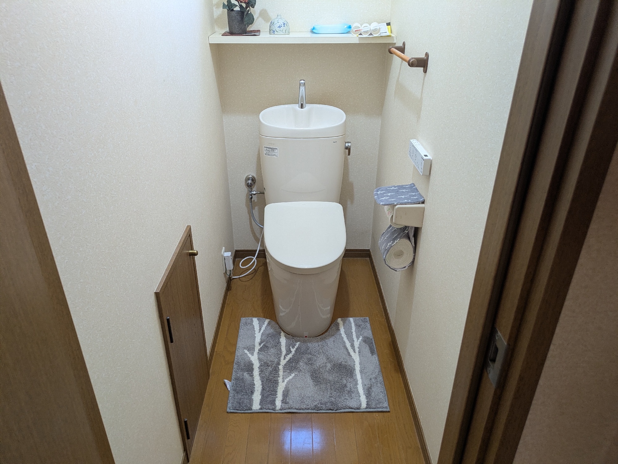②手洗い付き便器と壁面棚で、省スペースに配置