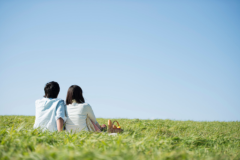 若い夫婦空をみてる