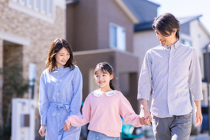 家族3人手をつないでいる