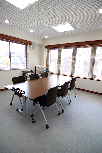 本社事務所の会議室を使い、2014年4月から税制改正や相続など専門分野を中心に会社や団体に向けての研修をスタート