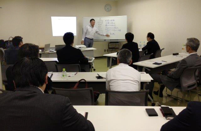 大塚さんは保険営業マンとして培った成功の秘訣をセミナーでも伝えています。ほか、社内研修や経営者向けセミナーの講師としても活躍