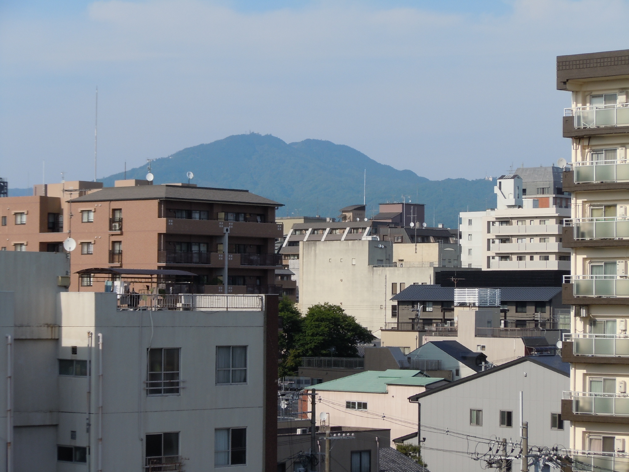 仕事場から眺める比叡山