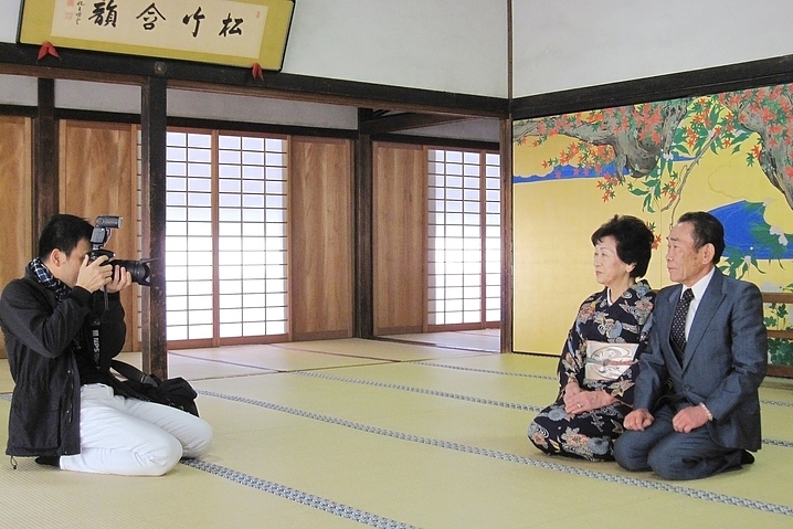 コミュニケーションを重視し、会話をしながら相手の心の距離感を大切に撮影。得意のポートレイトと風景写真を融合させた「kimono de Kyoto」も好評