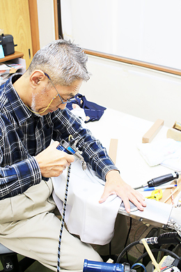 田畑秀幸さん　着物の染み抜き作業風景