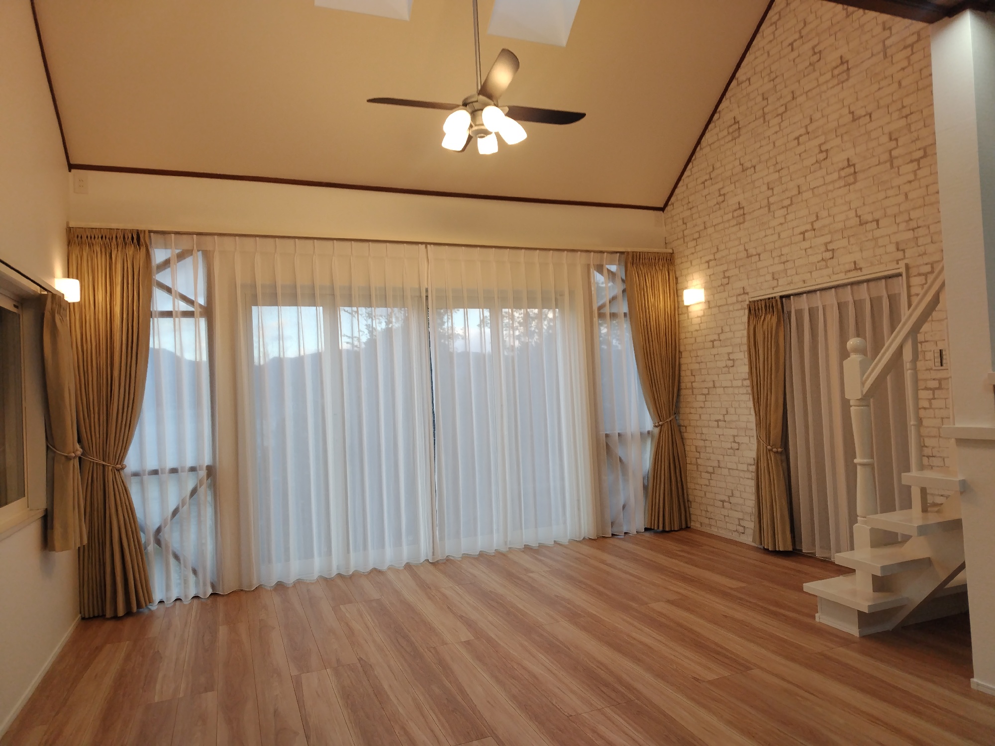 大きな掃き出し窓にオーダーカーテンがお勧め。