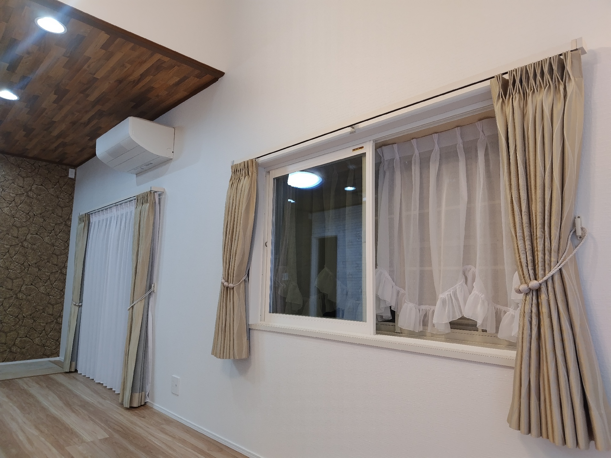 出窓にシアースカラップカーテン