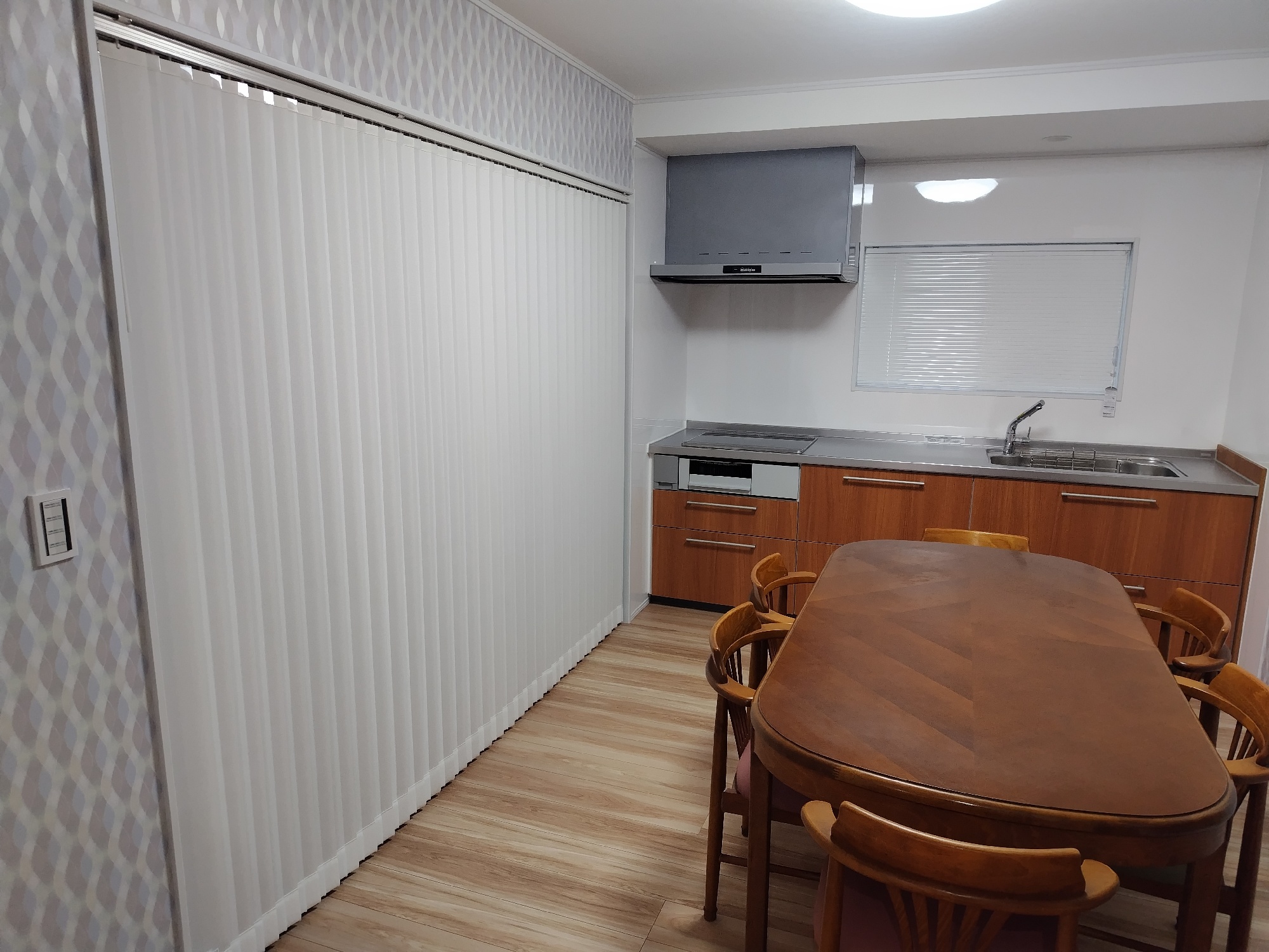 掃き出し窓にバーチカルブラインド