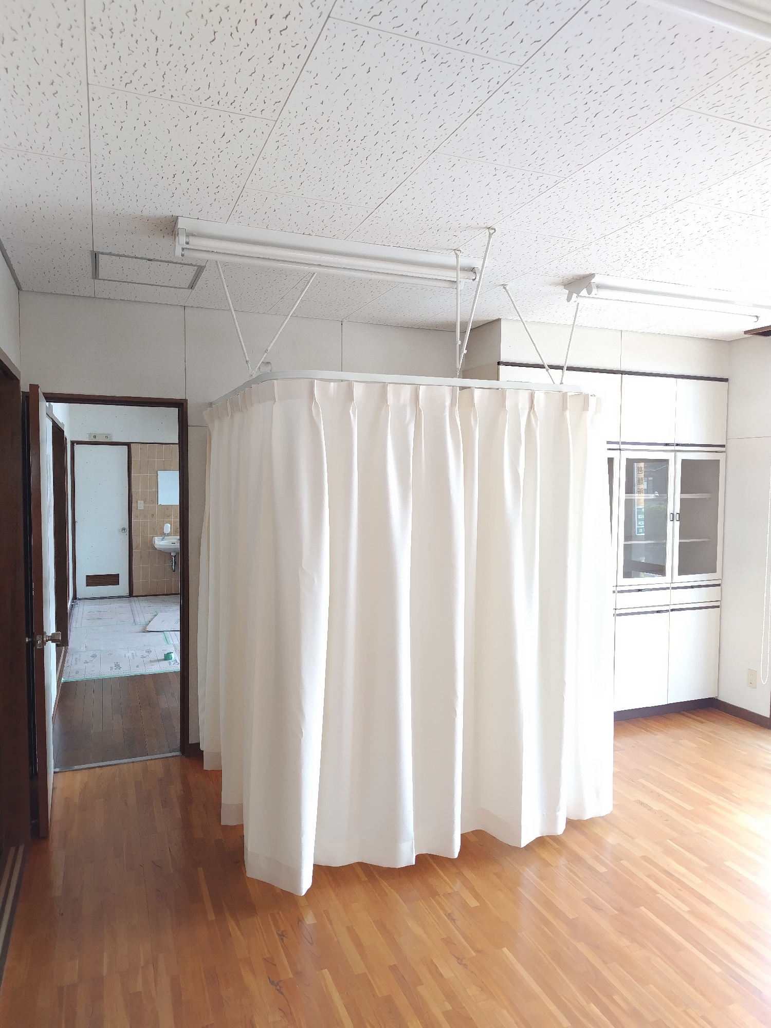 更衣用に吊り下げカーテン