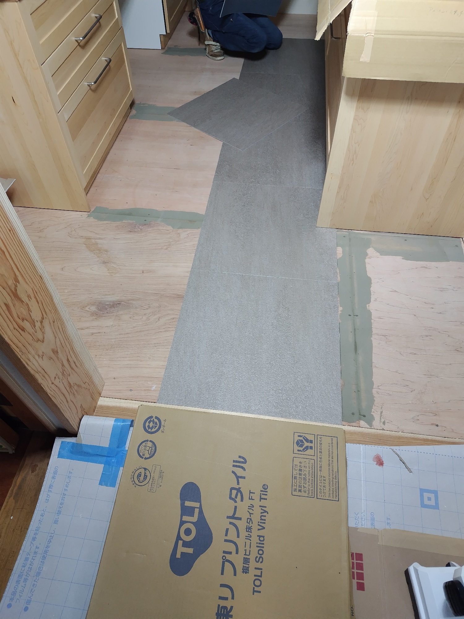 ウッドキッチンにお洒落なストーン調