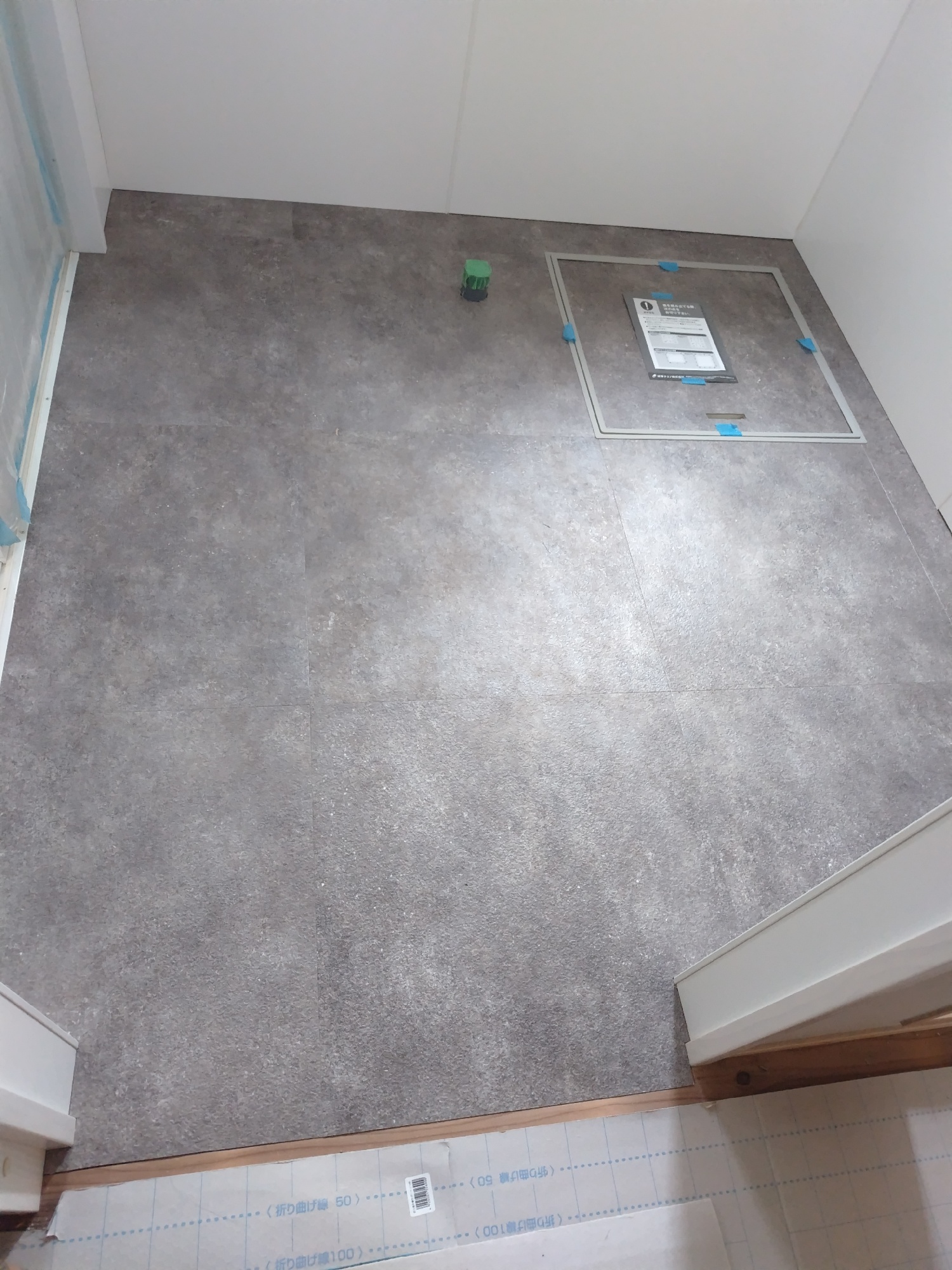 脱衣室には人気のフロアタイル