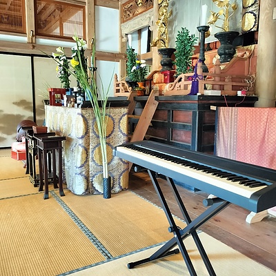 電子ピアノを寄付いたしました