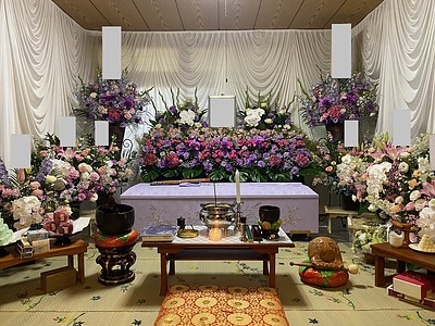 曹洞宗冷松寺御住職様のお導きにより故人の御自宅で家族葬を執り行うお手伝いをさせて頂きました