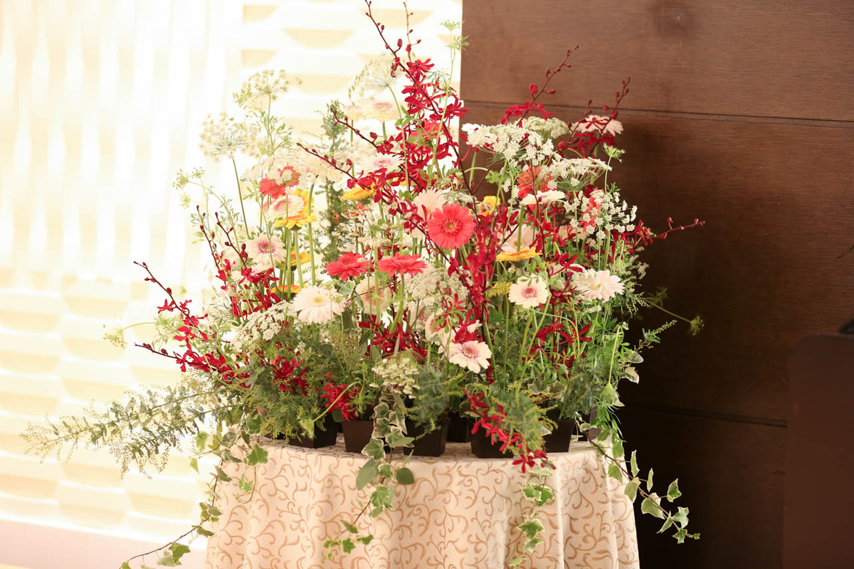 タイトルに合わせたステージフラワー