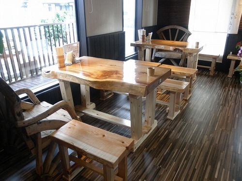木材市場で仕入れたカウンター材で造ったテーブル