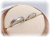 彼は指が太いから太めの結婚指輪、彼女は指が細いから細めの結婚指輪。デザインはそれぞれの希望で決めていいんです。