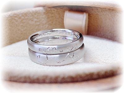 2本の結婚指輪を重ね合わせるとイニシャルが浮かび上がり二人で1つという思いが具現化される。素晴らしいリングです。