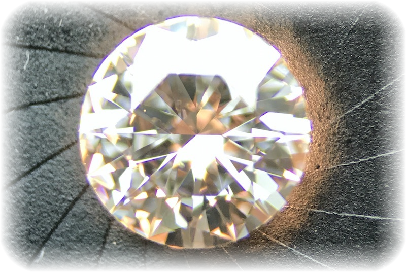 ダイヤモンドを顕微鏡で拡大しました