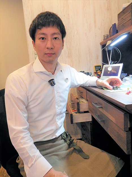 アンティークから新型まで時計の修復・修繕を手掛ける修理のプロ 　福井雄士さん