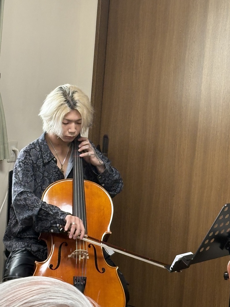 今年入った生徒さん。[かすみか雲か]を弾いています。(ギャップありますねー。)