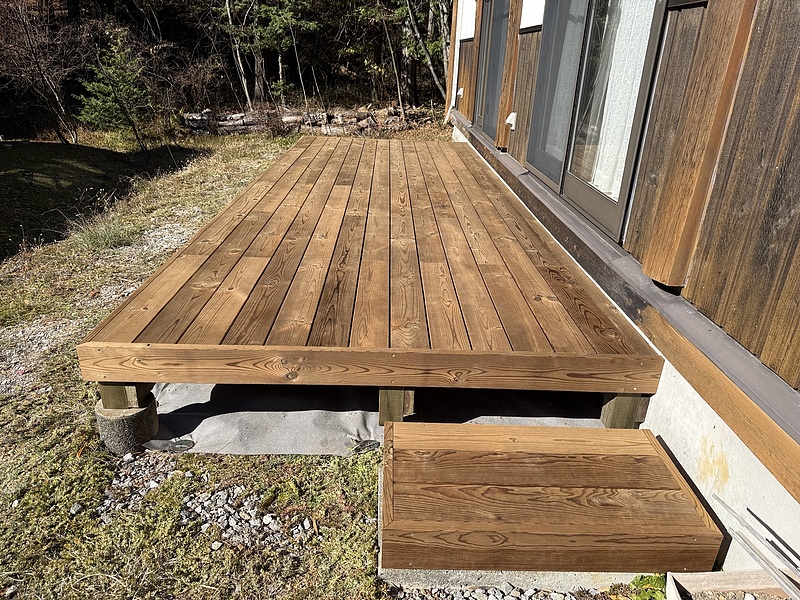 最近開発された耐久性の高い木材を使用したウッドデッキ 最近開発された耐久性の高い木材を使用したウッドデッキ
