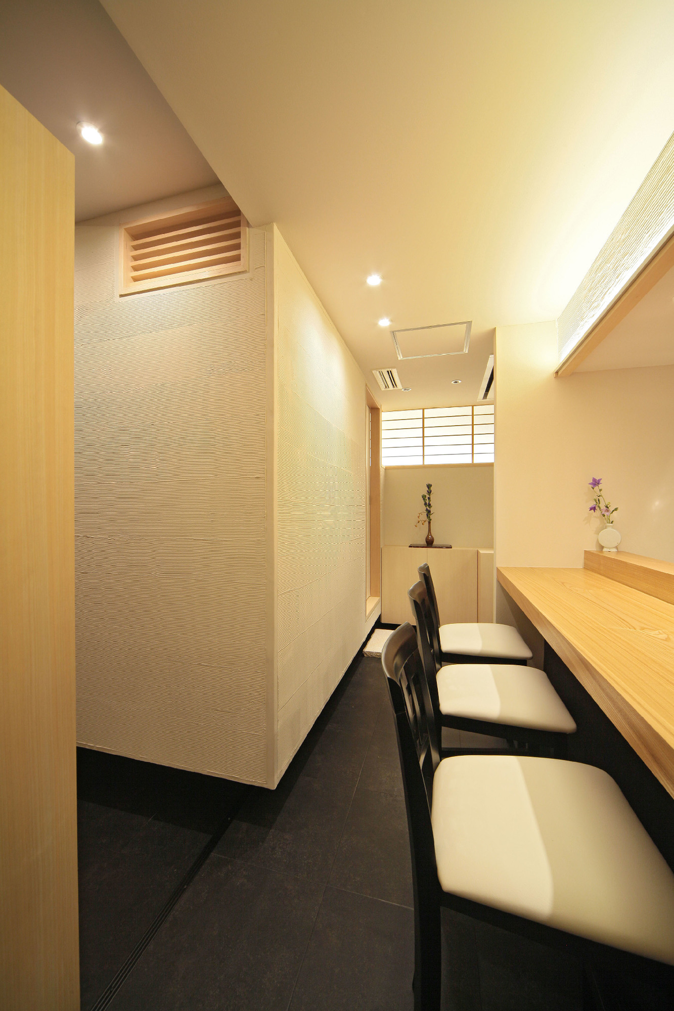 カウンターから小上がり室を望む