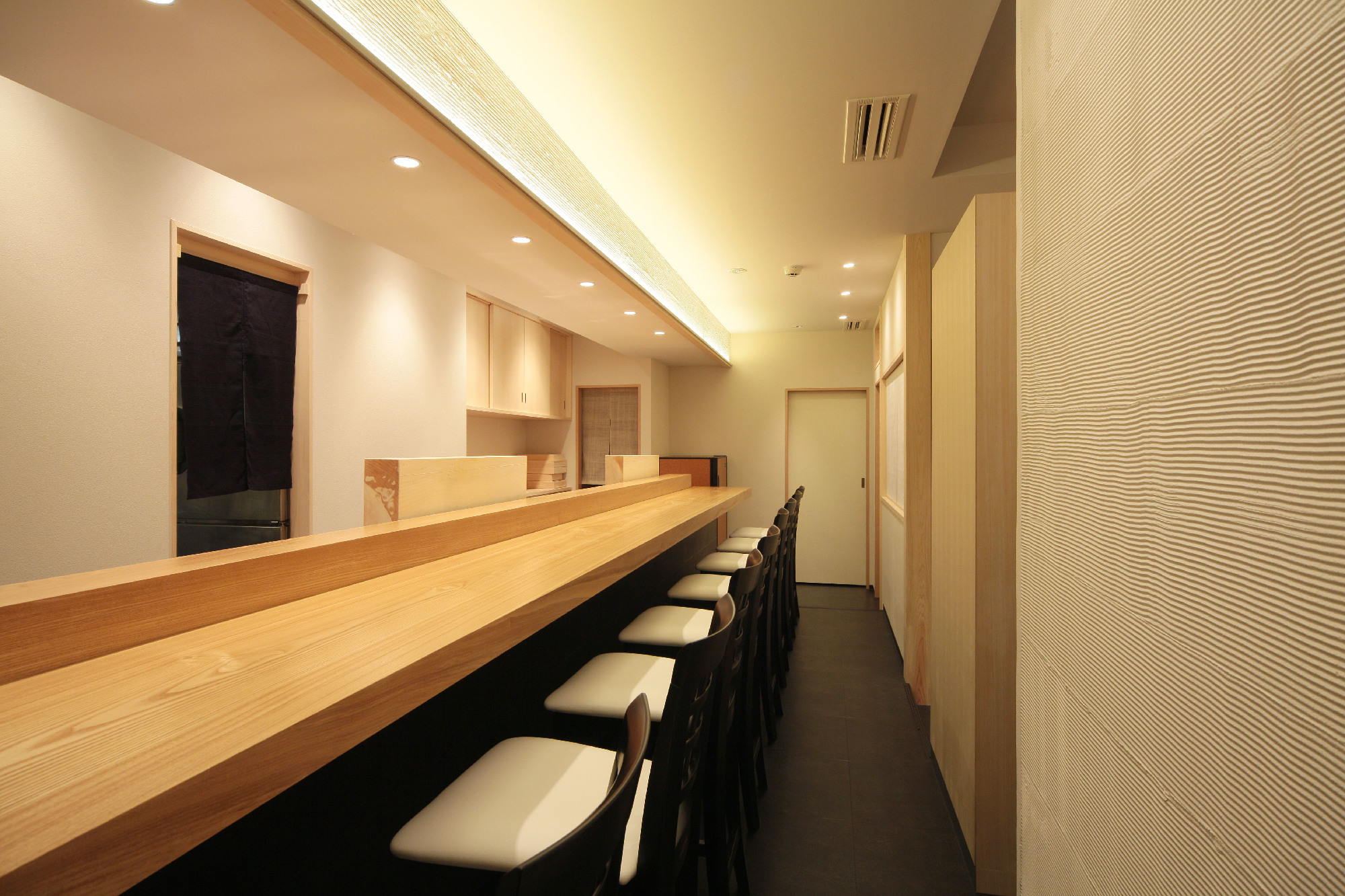 カウンターを望む