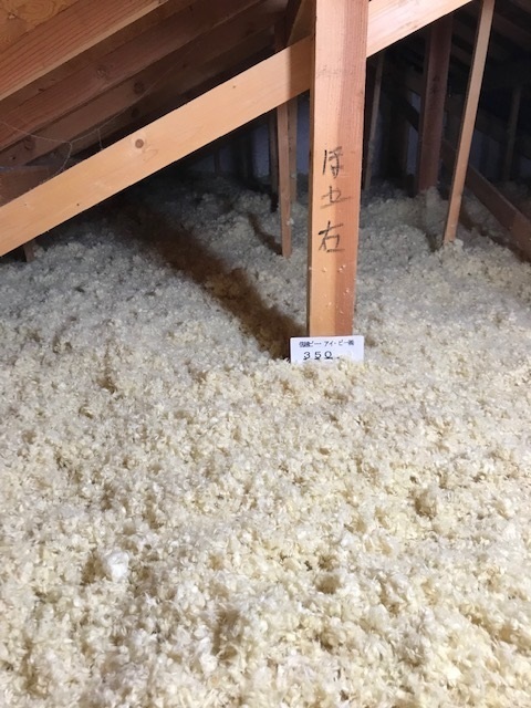 小屋裏天井断熱吹込み