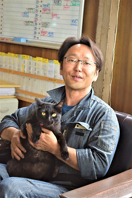 事務所の看板猫、チョコくんと稲田さん