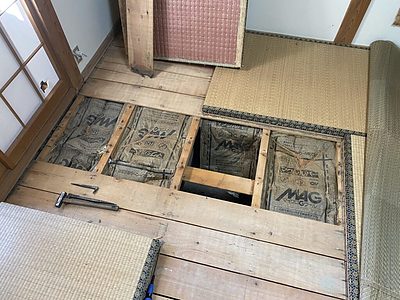 無断熱箇所や断熱材の落下を改善して底冷え解消（坂城町・N様邸）