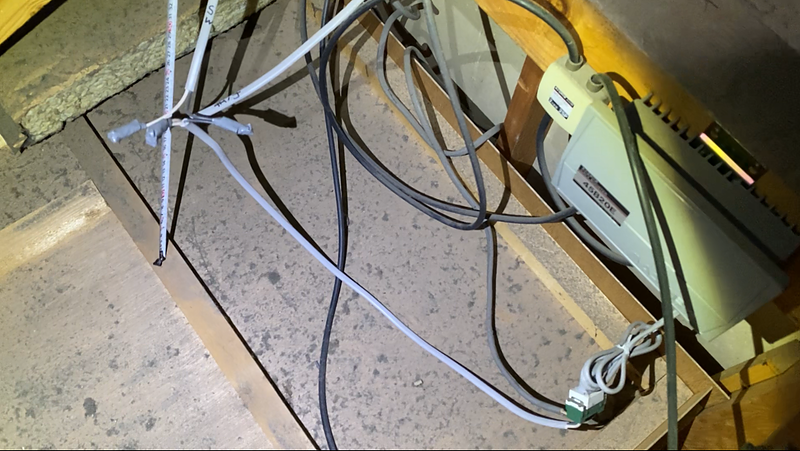 配線と目透かし天井