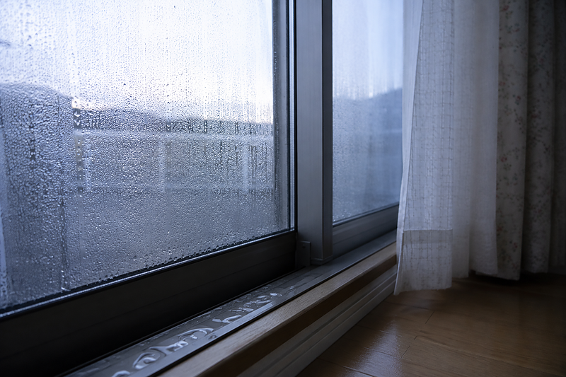 結露で水が溜まったサッシ 結露で水が溜まったサッシ