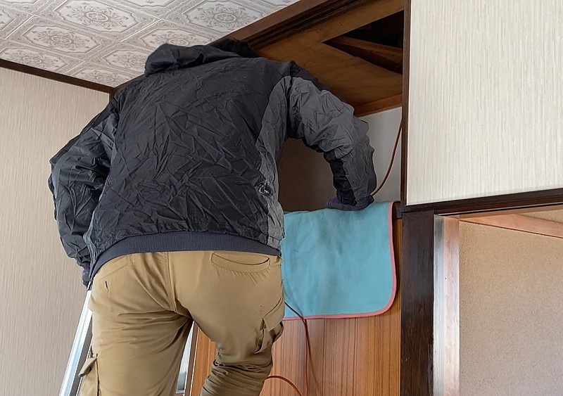 押入れから小屋裏へ侵入