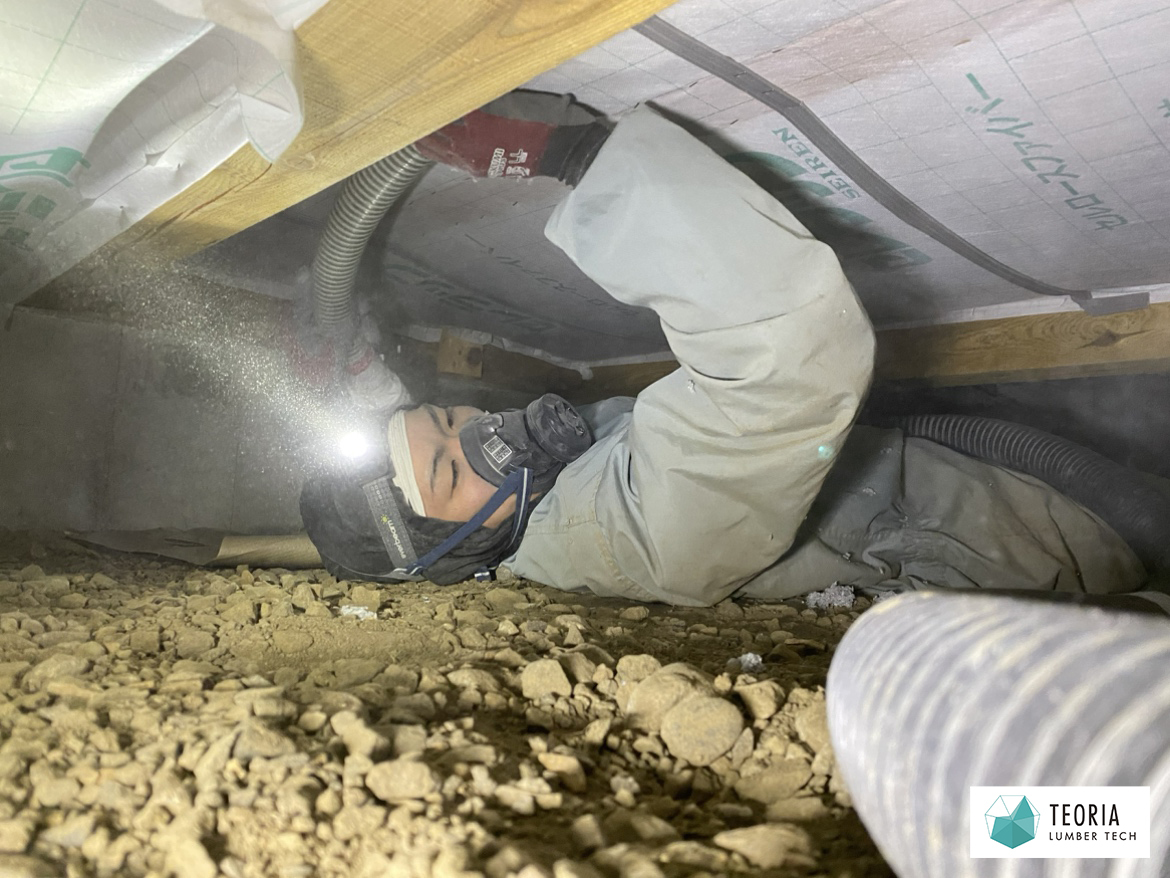 専用のシートを張り、セルロースファイバーを施工中