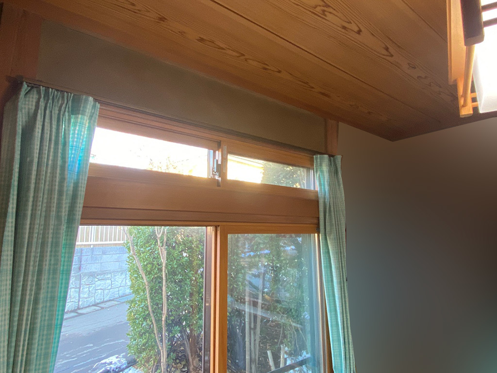 上部の小窓にも内窓を設置しています。