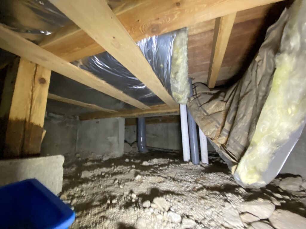 落下しているグラスウール。