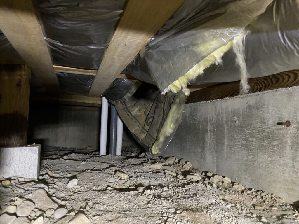 端が垂れてしまっているグラスウール。