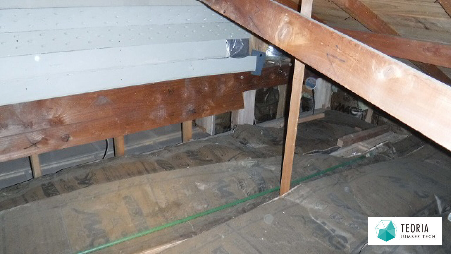 【天井調査】天井は一部古い断熱材が敷かれている