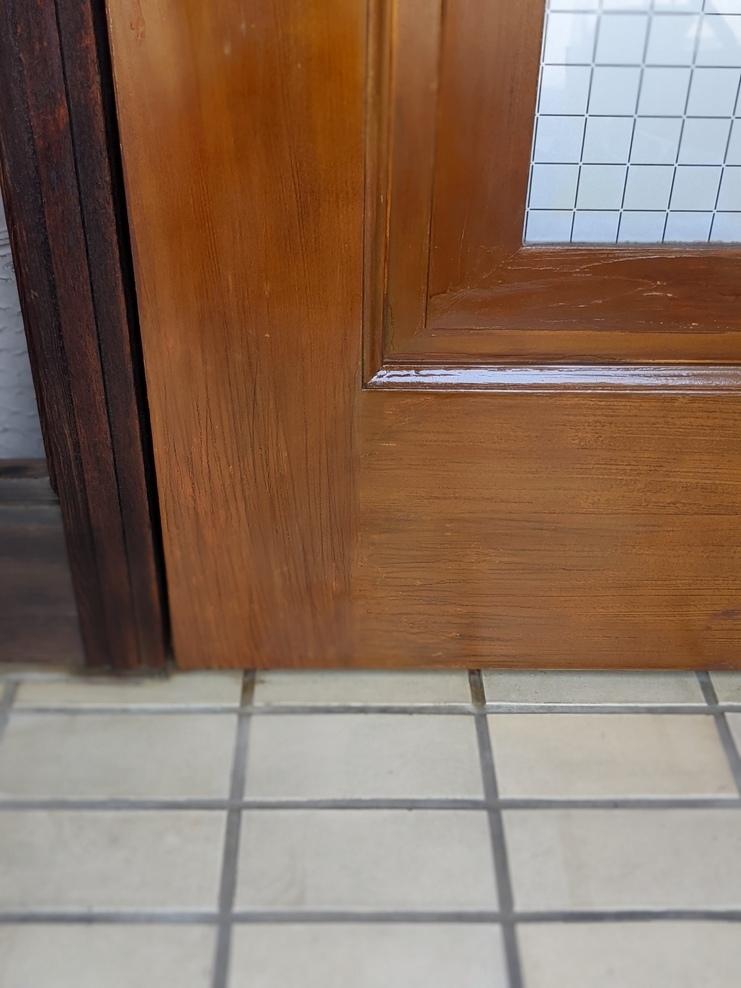 今日は長野で住宅玄関ドアの塗装剥がれ、変色の補修、リペアでした。 インテリアコーディネーター 吉川智幸 [マイベストプロ信州]
