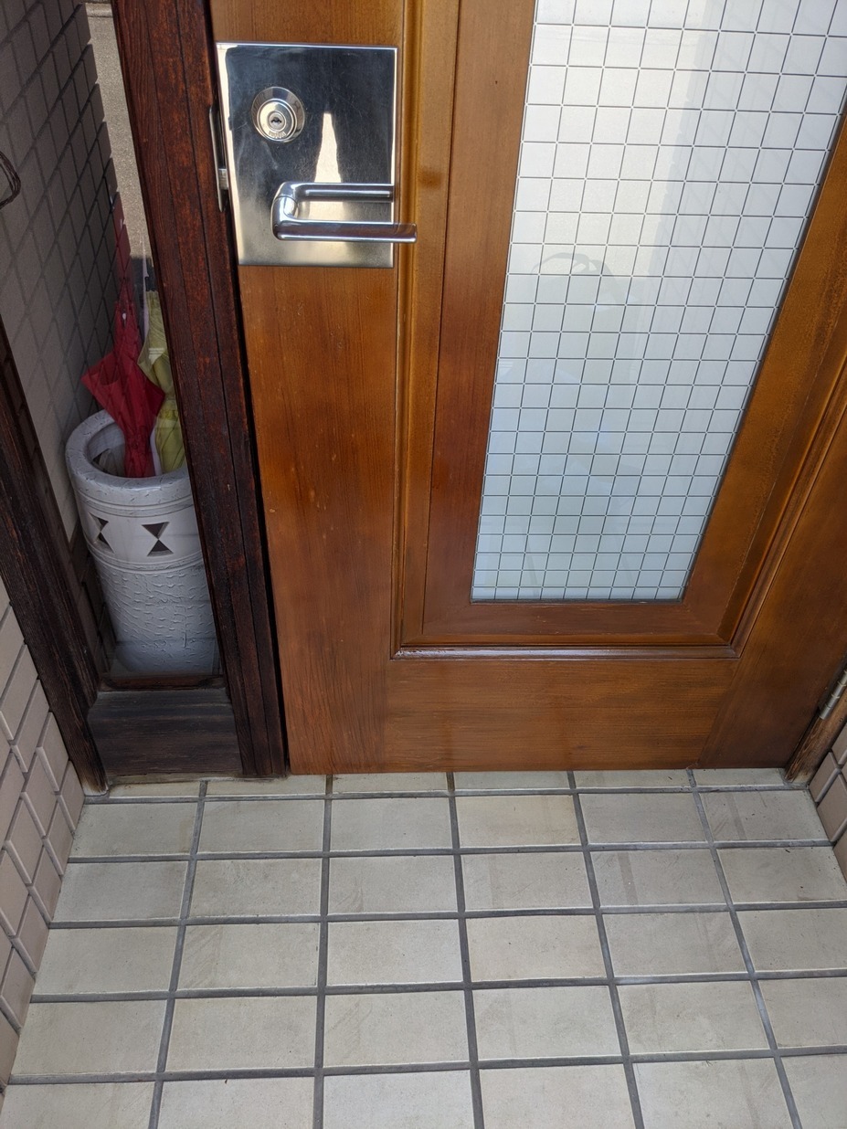 今日は長野で住宅玄関ドアの塗装剥がれ、変色の補修、リペアでした。 インテリアコーディネーター 吉川智幸 [マイ