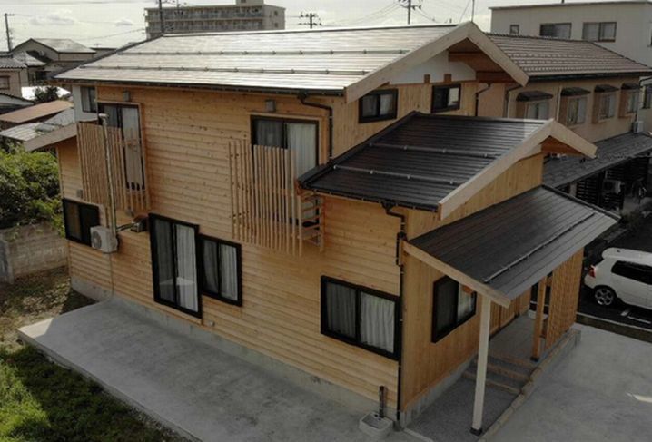 雪の重さに耐え、省エネ効果のある屋根材を使用した住宅
